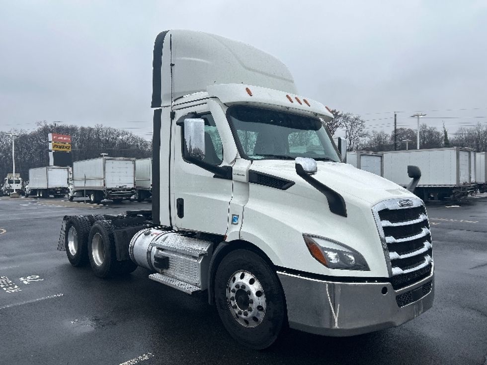 Day Cab Tractor-Heavy Duty Tractors-Freightliner-2021-T11664ST-Monmouth Junction-NJ-268,974\n\t\tmiles-$ 60,500 - Image 1
