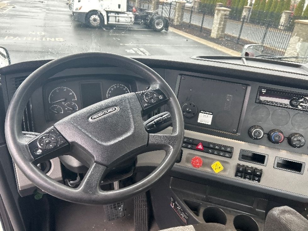 Day Cab Tractor-Heavy Duty Tractors-Freightliner-2021-T11664ST-Monmouth Junction-NJ-268,974\n\t\tmiles-$ 60,500 - Image 11
