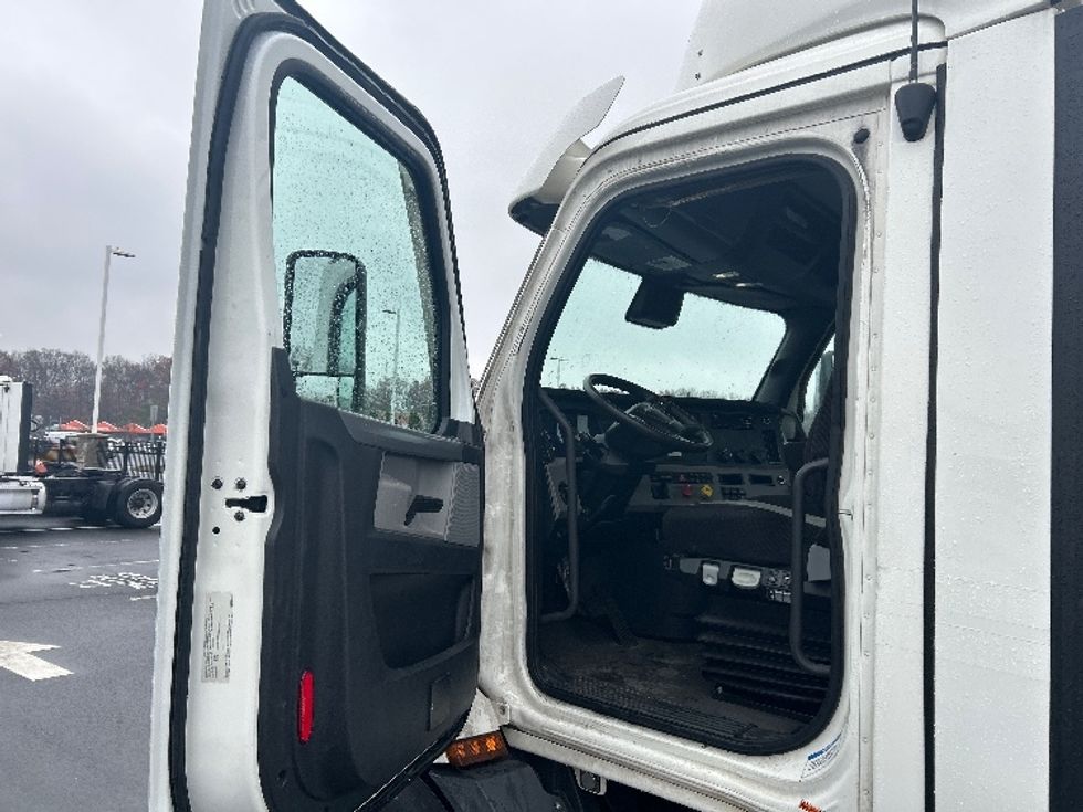 Day Cab Tractor-Heavy Duty Tractors-Freightliner-2021-T11664ST-Monmouth Junction-NJ-268,974\n\t\tmiles-$ 60,500 - Image 9