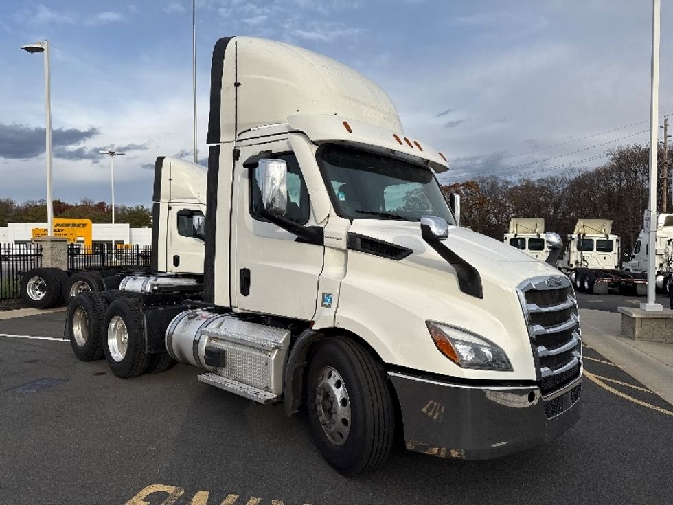 Day Cab Tractor-Heavy Duty Tractors-Freightliner-2021-T11664ST-Monmouth Junction-NJ-304,789\n\t\tmiles-$ 58,750 - Image 1