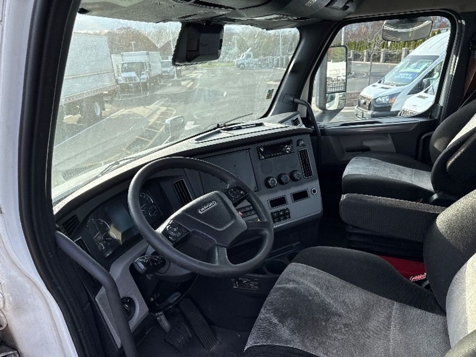 Day Cab Tractor-Heavy Duty Tractors-Freightliner-2021-T11664ST-Monmouth Junction-NJ-304,789\n\t\tmiles-$ 58,750 - Image 10