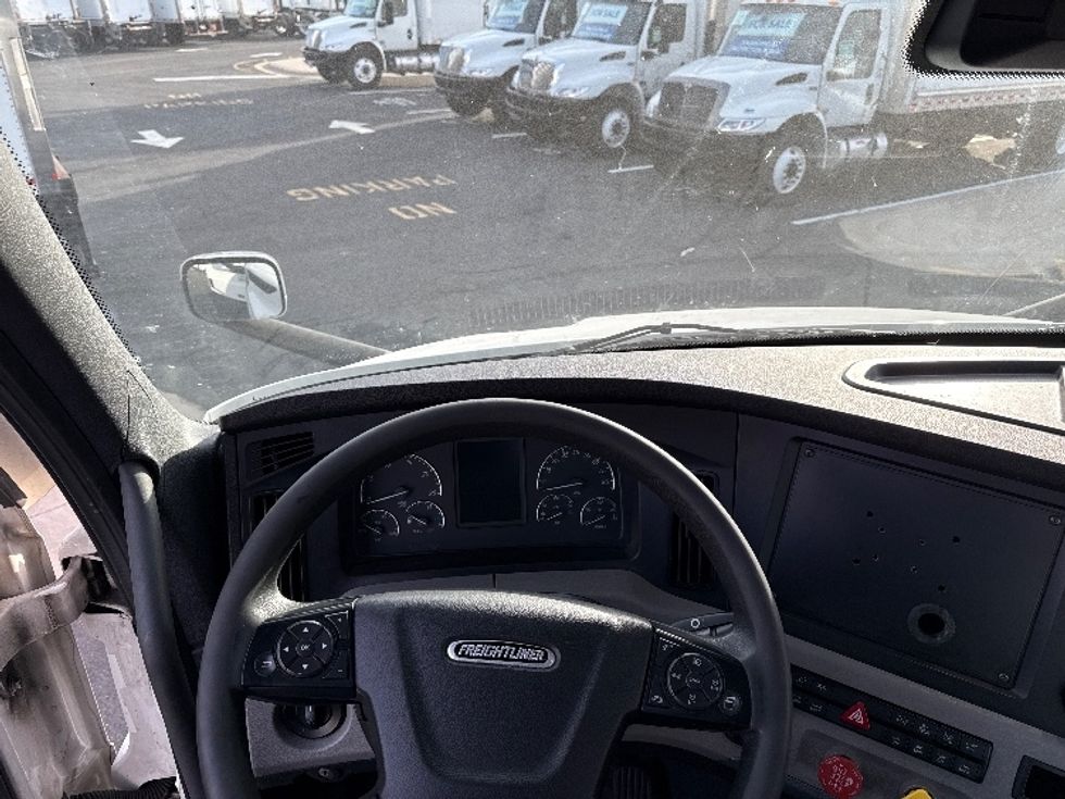 Day Cab Tractor-Heavy Duty Tractors-Freightliner-2021-T11664ST-Monmouth Junction-NJ-304,789\n\t\tmiles-$ 58,750 - Image 11
