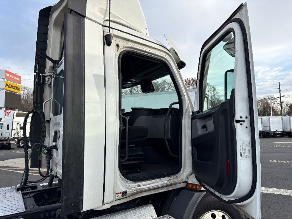 Day Cab Tractor-Heavy Duty Tractors-Freightliner-2021-T11664ST-Monmouth Junction-NJ-304,789\n\t\tmiles-$ 58,750 - Image 12