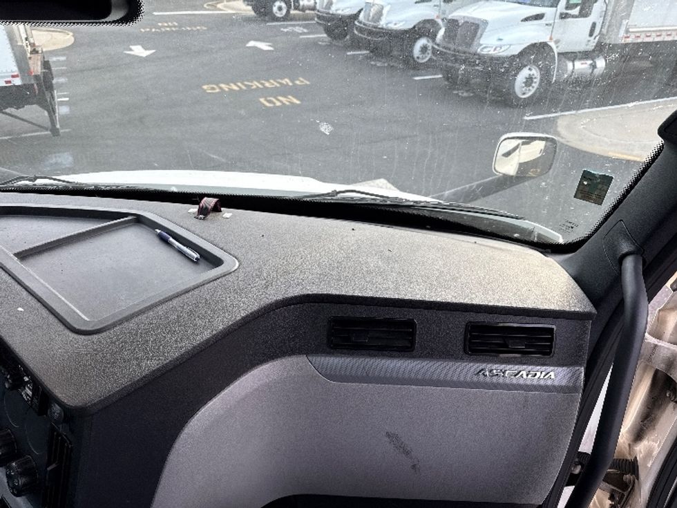 Day Cab Tractor-Heavy Duty Tractors-Freightliner-2021-T11664ST-Monmouth Junction-NJ-304,789\n\t\tmiles-$ 58,750 - Image 13