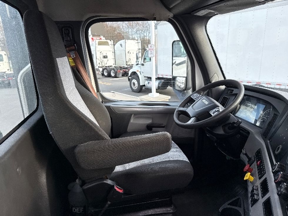 Day Cab Tractor-Heavy Duty Tractors-Freightliner-2021-T11664ST-Monmouth Junction-NJ-304,789\n\t\tmiles-$ 58,750 - Image 14