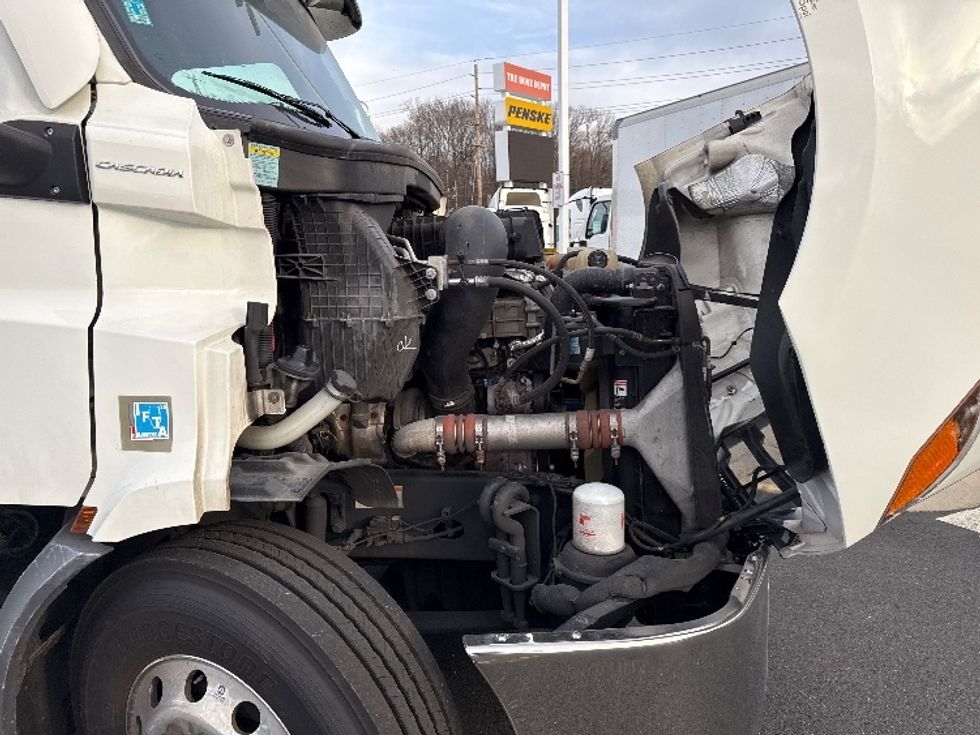 Day Cab Tractor-Heavy Duty Tractors-Freightliner-2021-T11664ST-Monmouth Junction-NJ-304,789\n\t\tmiles-$ 58,750 - Image 15