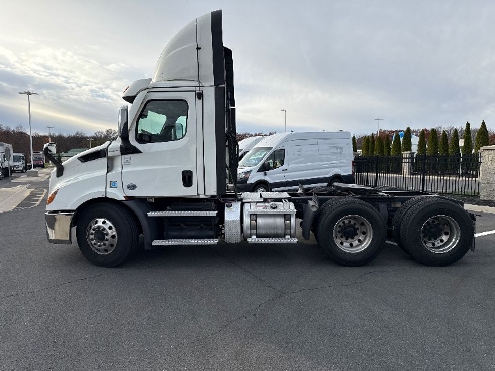 Day Cab Tractor-Heavy Duty Tractors-Freightliner-2021-T11664ST-Monmouth Junction-NJ-304,789\n\t\tmiles-$ 58,750 - Image 4