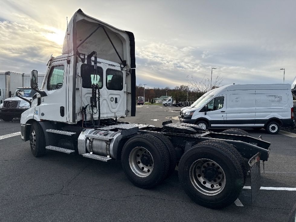 Day Cab Tractor-Heavy Duty Tractors-Freightliner-2021-T11664ST-Monmouth Junction-NJ-304,789\n\t\tmiles-$ 58,750 - Image 5
