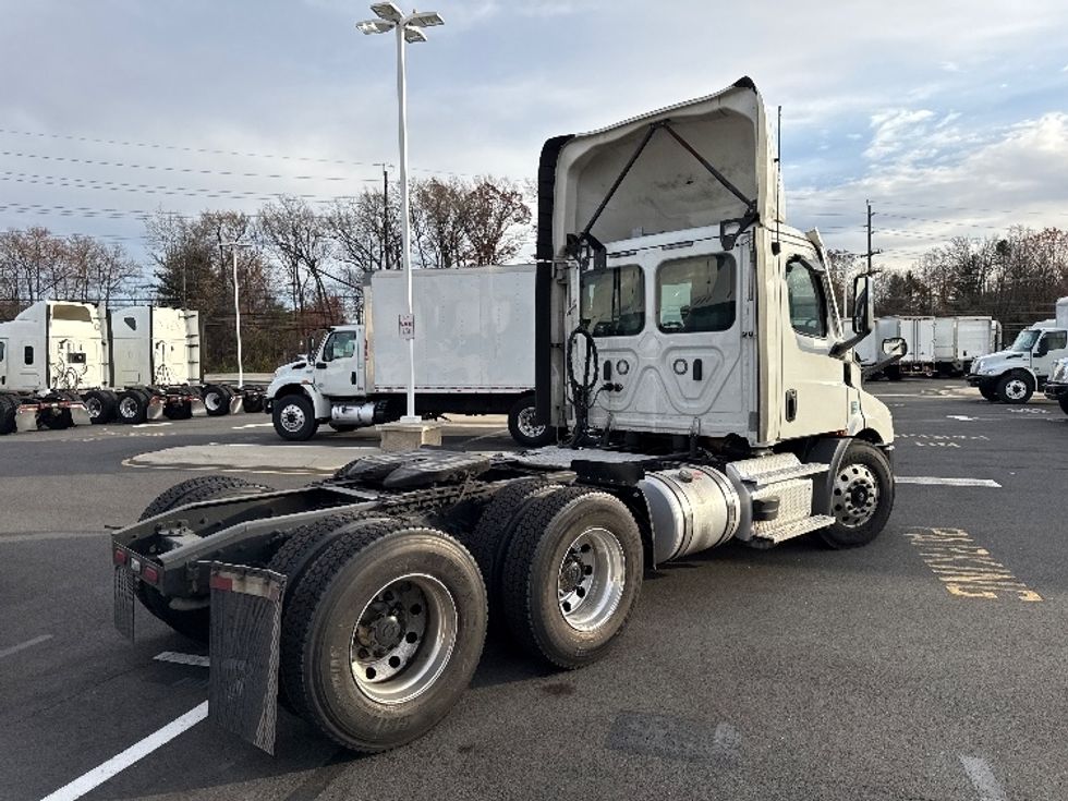 Day Cab Tractor-Heavy Duty Tractors-Freightliner-2021-T11664ST-Monmouth Junction-NJ-304,789\n\t\tmiles-$ 58,750 - Image 7