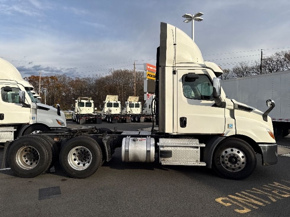 Day Cab Tractor-Heavy Duty Tractors-Freightliner-2021-T11664ST-Monmouth Junction-NJ-304,789\n\t\tmiles-$ 58,750 - Image 8