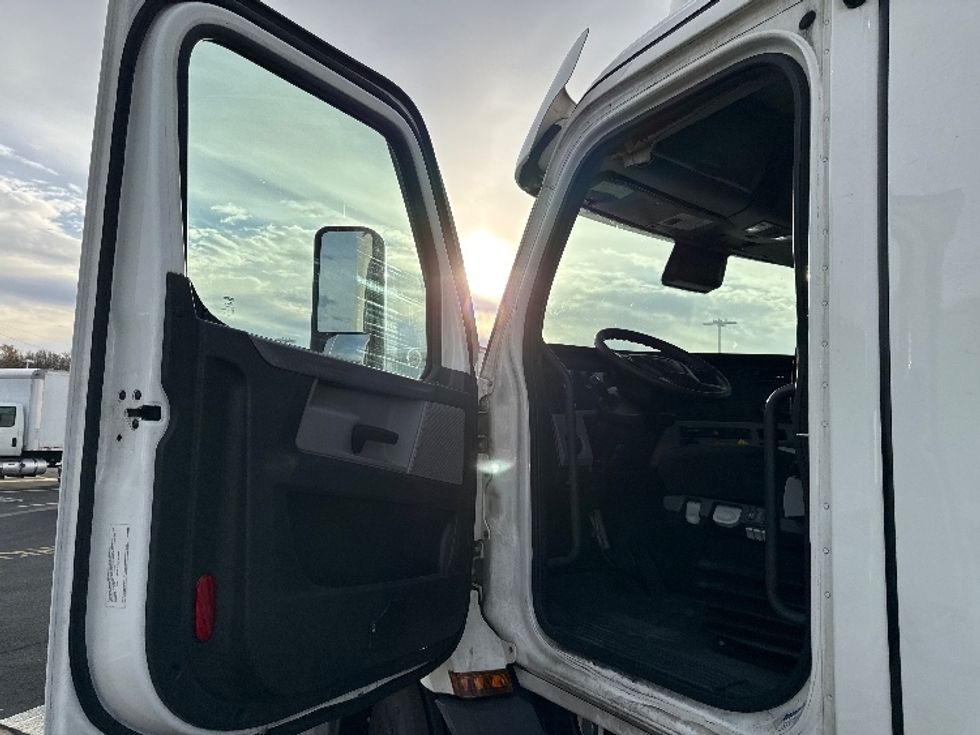 Day Cab Tractor-Heavy Duty Tractors-Freightliner-2021-T11664ST-Monmouth Junction-NJ-304,789\n\t\tmiles-$ 58,750 - Image 9