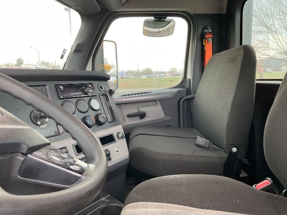 Day Cab Tractor-Heavy Duty Tractors-Freightliner-2021-T11664ST-Mount Pleasant-PA-493,982\n\t\tmiles-$ 42,500 - Image 10