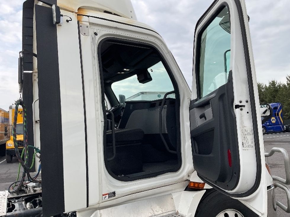 Day Cab Tractor-Heavy Duty Tractors-Freightliner-2021-T11664ST-Mount Pleasant-PA-493,982\n\t\tmiles-$ 42,500 - Image 12