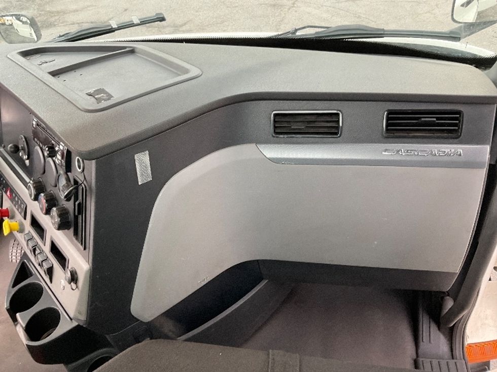 Day Cab Tractor-Heavy Duty Tractors-Freightliner-2021-T11664ST-Mount Pleasant-PA-493,982\n\t\tmiles-$ 42,500 - Image 13