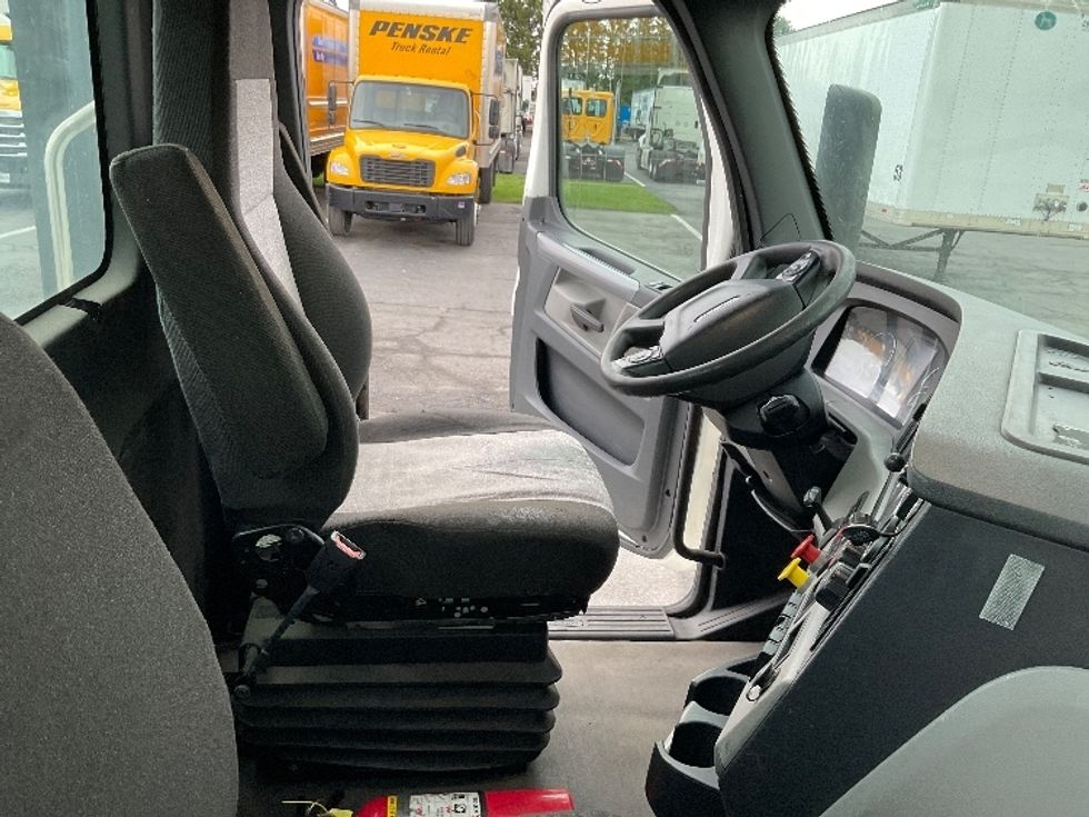 Day Cab Tractor-Heavy Duty Tractors-Freightliner-2021-T11664ST-Mount Pleasant-PA-493,982\n\t\tmiles-$ 42,500 - Image 14