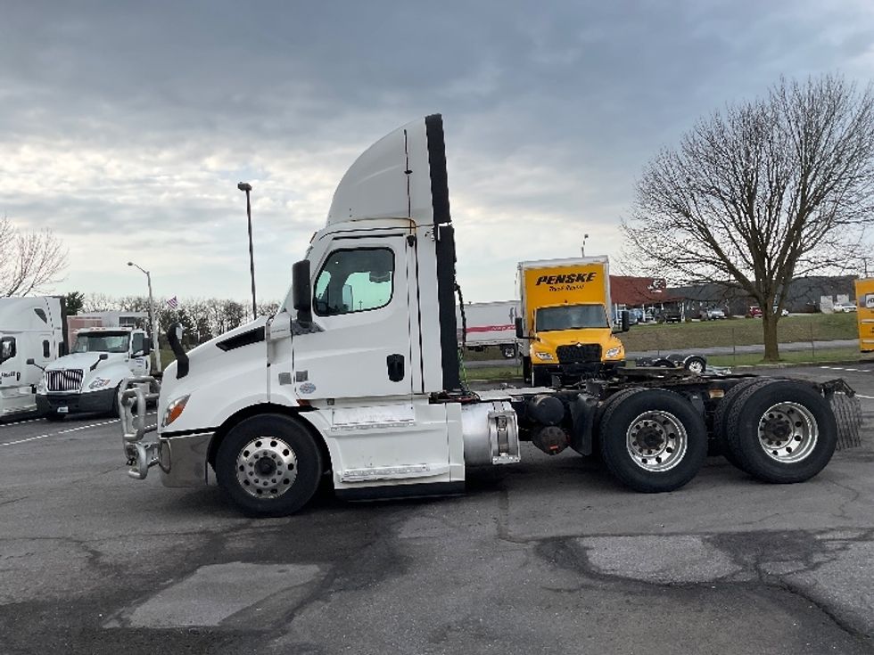 Day Cab Tractor-Heavy Duty Tractors-Freightliner-2021-T11664ST-Mount Pleasant-PA-493,982\n\t\tmiles-$ 42,500 - Image 4