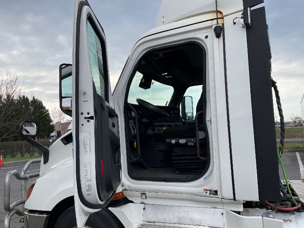 Day Cab Tractor-Heavy Duty Tractors-Freightliner-2021-T11664ST-Mount Pleasant-PA-493,982\n\t\tmiles-$ 42,500 - Image 9
