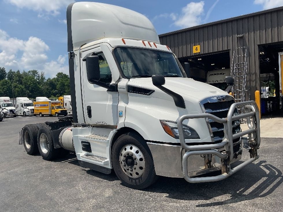 Day Cab Tractor-Heavy Duty Tractors-Freightliner-2021-T11664ST-Mount Pleasant-PA-514,516\n\t\tmiles-$ 44,000 - Image 1