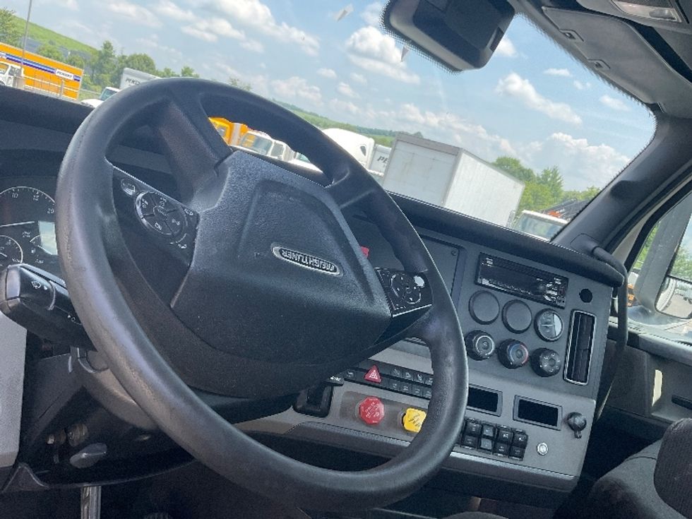 Day Cab Tractor-Heavy Duty Tractors-Freightliner-2021-T11664ST-Mount Pleasant-PA-514,516\n\t\tmiles-$ 44,000 - Image 10