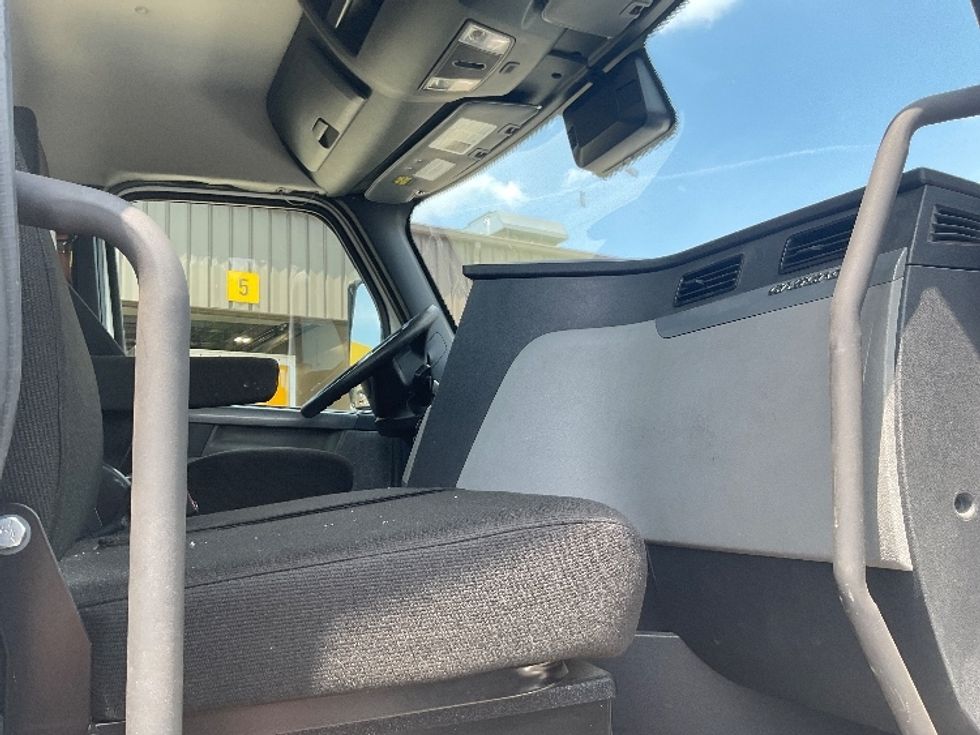 Day Cab Tractor-Heavy Duty Tractors-Freightliner-2021-T11664ST-Mount Pleasant-PA-514,516\n\t\tmiles-$ 44,000 - Image 12