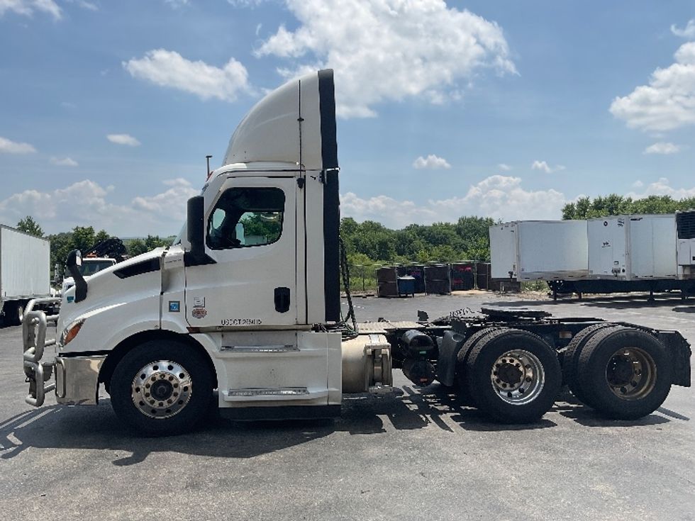 Day Cab Tractor-Heavy Duty Tractors-Freightliner-2021-T11664ST-Mount Pleasant-PA-514,516\n\t\tmiles-$ 44,000 - Image 4