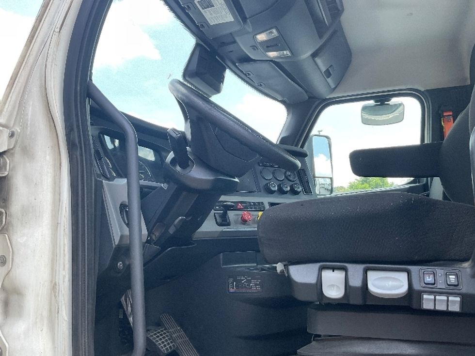 Day Cab Tractor-Heavy Duty Tractors-Freightliner-2021-T11664ST-Mount Pleasant-PA-514,516\n\t\tmiles-$ 44,000 - Image 8
