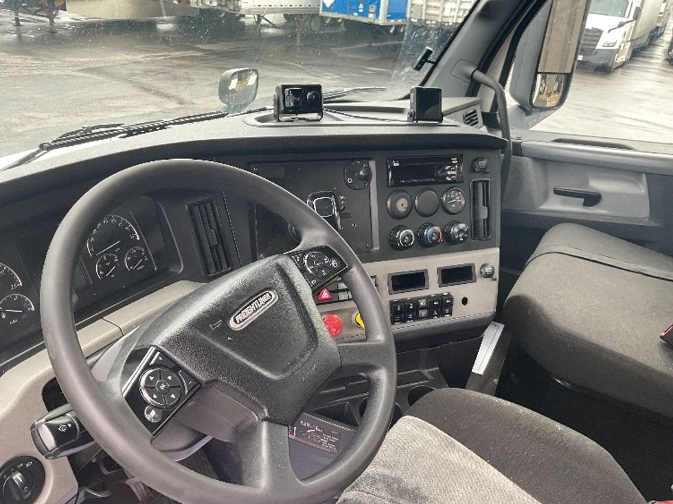 Day Cab Tractor-Heavy Duty Tractors-Freightliner-2021-T11664ST-Mount Pleasant-PA-515,868\n\t\tmiles-$ 44,000 - Image 10