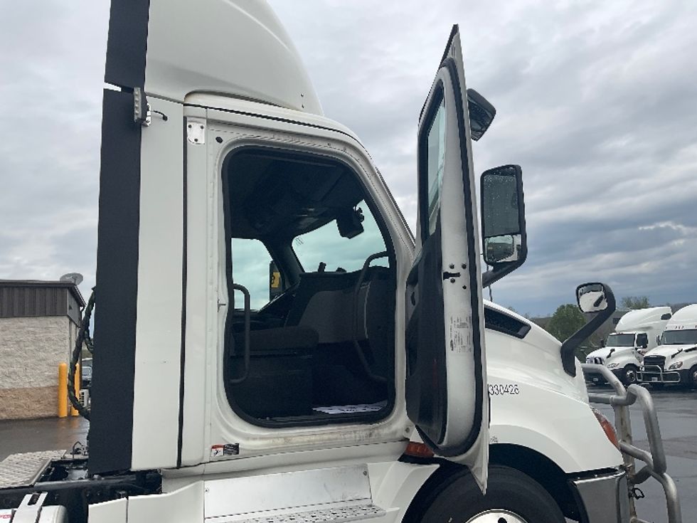 Day Cab Tractor-Heavy Duty Tractors-Freightliner-2021-T11664ST-Mount Pleasant-PA-515,868\n\t\tmiles-$ 44,000 - Image 12