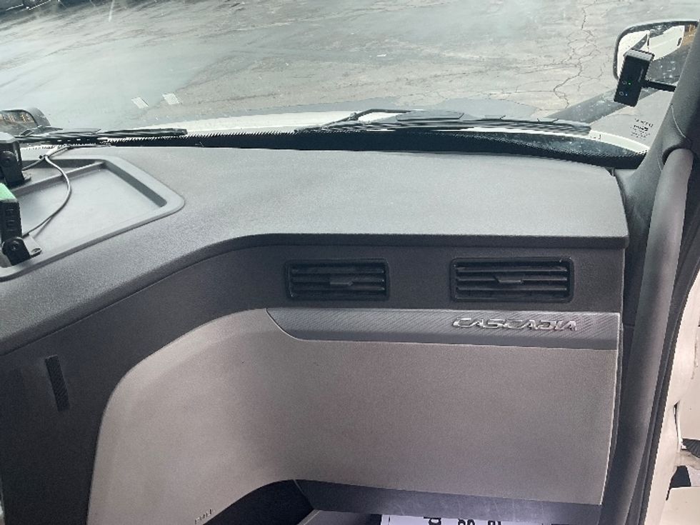 Day Cab Tractor-Heavy Duty Tractors-Freightliner-2021-T11664ST-Mount Pleasant-PA-515,868\n\t\tmiles-$ 44,000 - Image 13