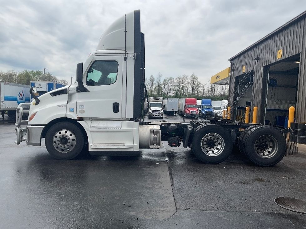Day Cab Tractor-Heavy Duty Tractors-Freightliner-2021-T11664ST-Mount Pleasant-PA-515,868\n\t\tmiles-$ 44,000 - Image 4
