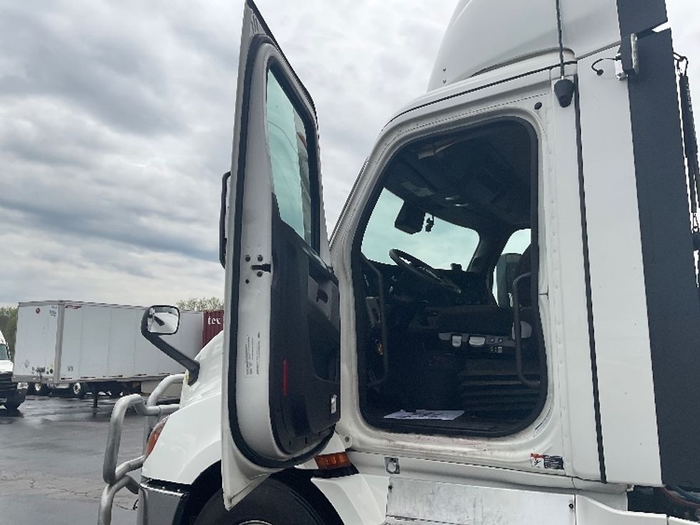 Day Cab Tractor-Heavy Duty Tractors-Freightliner-2021-T11664ST-Mount Pleasant-PA-515,868\n\t\tmiles-$ 44,000 - Image 9