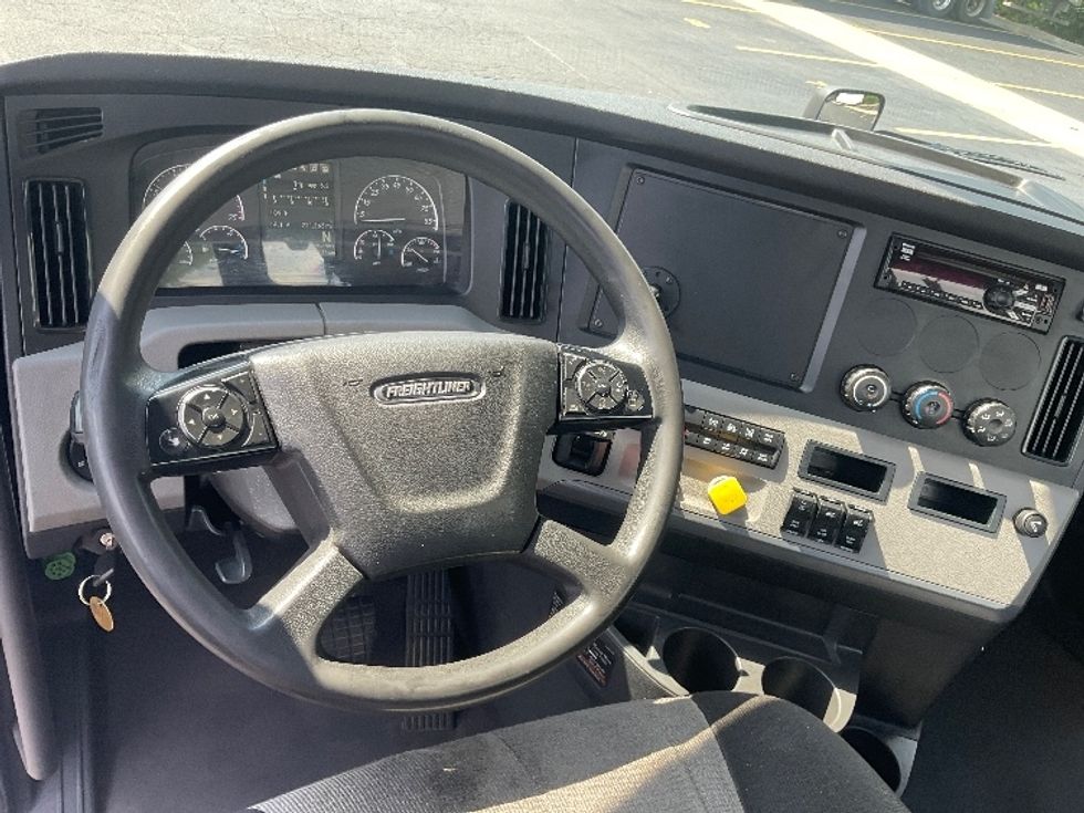 Day Cab Tractor-Heavy Duty Tractors-Freightliner-2021-T11664ST-Nashville (Mount Juliet)-TN-221,398\n\t\tmiles-$ 64,250 - Image 11