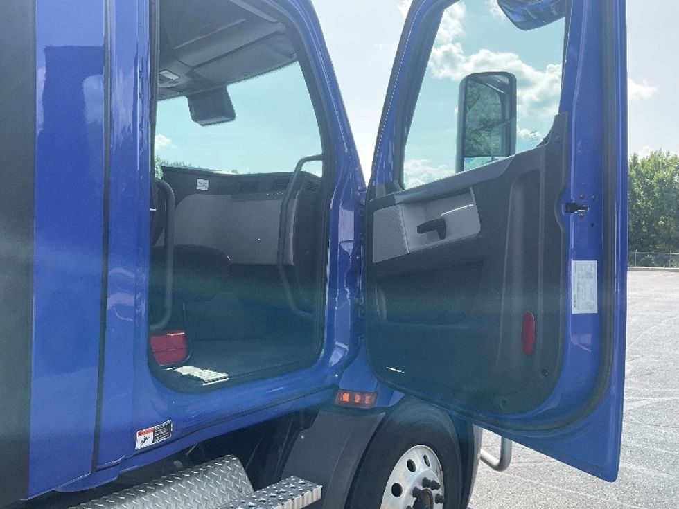 Day Cab Tractor-Heavy Duty Tractors-Freightliner-2021-T11664ST-Nashville (Mount Juliet)-TN-221,398\n\t\tmiles-$ 64,250 - Image 12