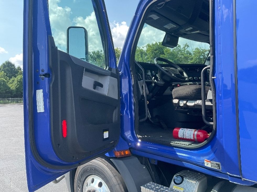 Day Cab Tractor-Heavy Duty Tractors-Freightliner-2021-T11664ST-Nashville (Mount Juliet)-TN-221,398\n\t\tmiles-$ 64,250 - Image 9