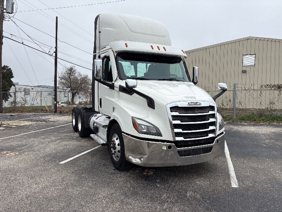 Day Cab Tractor-Heavy Duty Tractors-Freightliner-2021-T11664ST-Nashville (Mount Juliet)-TN-580,909\n\t\tmiles-$ 38,500 - Image 1