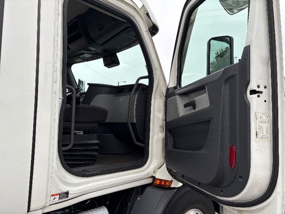 Day Cab Tractor-Heavy Duty Tractors-Freightliner-2021-T11664ST-Nashville (Mount Juliet)-TN-580,909\n\t\tmiles-$ 38,500 - Image 12