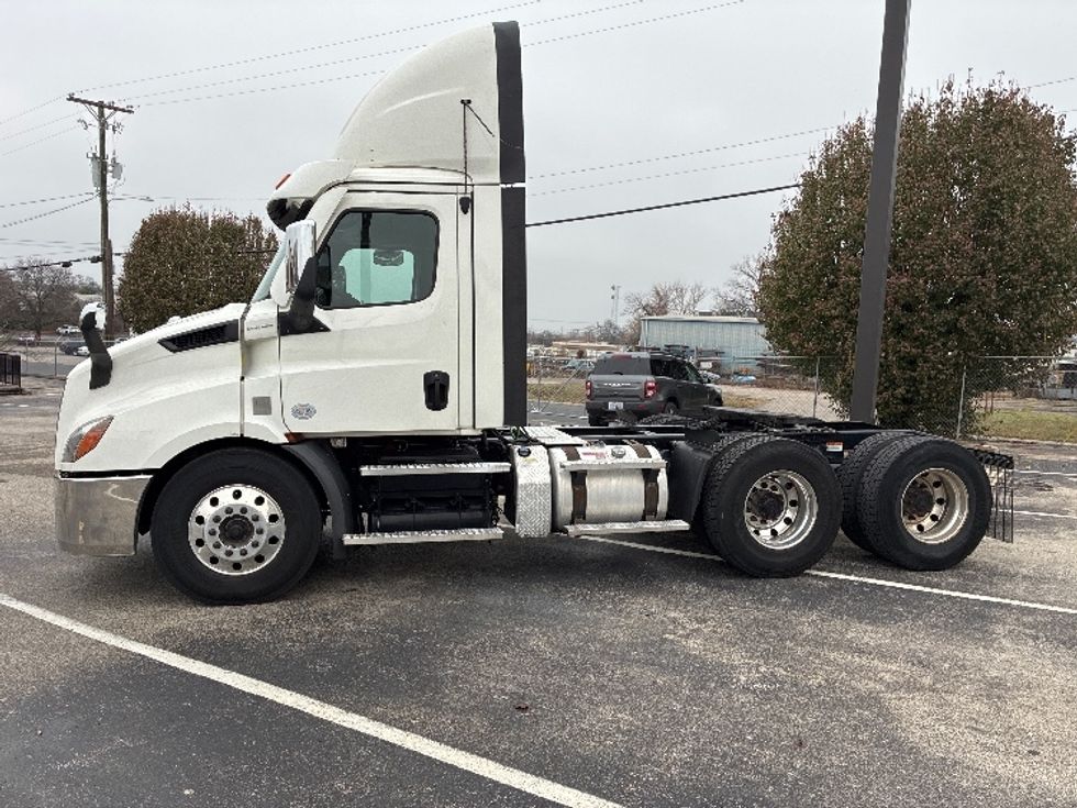Day Cab Tractor-Heavy Duty Tractors-Freightliner-2021-T11664ST-Nashville (Mount Juliet)-TN-580,909\n\t\tmiles-$ 38,500 - Image 4