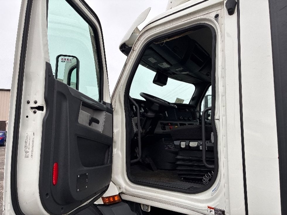Day Cab Tractor-Heavy Duty Tractors-Freightliner-2021-T11664ST-Nashville (Mount Juliet)-TN-580,909\n\t\tmiles-$ 38,500 - Image 9