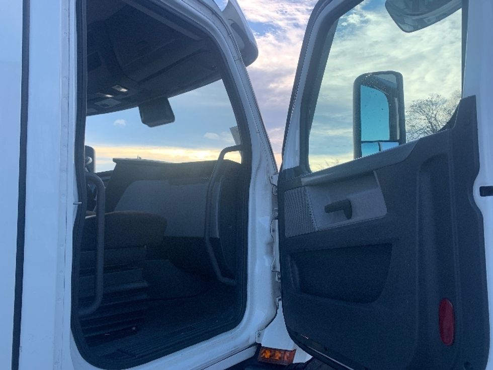 Day Cab Tractor-Heavy Duty Tractors-Freightliner-2021-T11664ST-Nashville (Mount Juliet)-TN-612,562\n\t\tmiles-$ 29,000 - Image 12