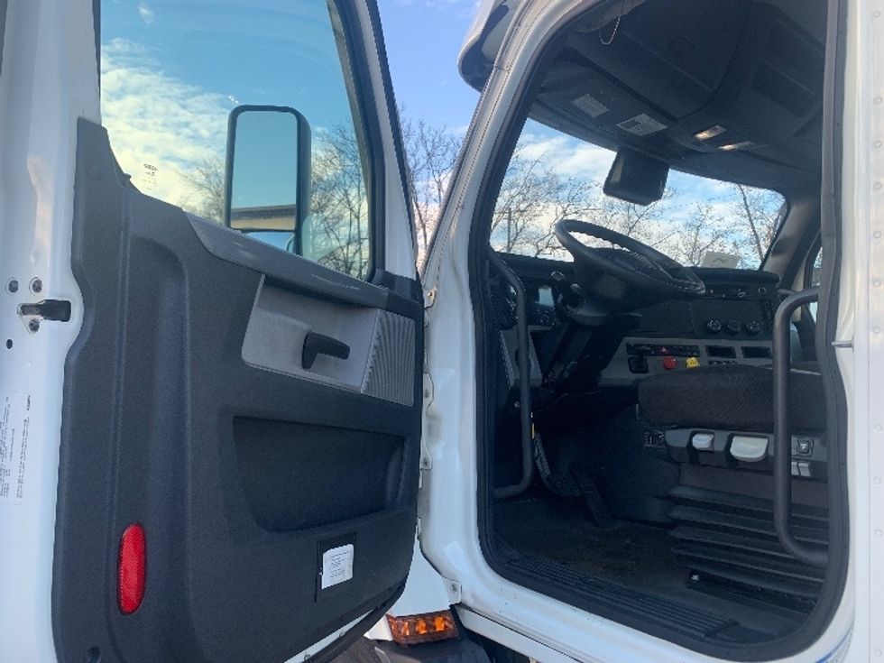 Day Cab Tractor-Heavy Duty Tractors-Freightliner-2021-T11664ST-Nashville (Mount Juliet)-TN-612,562\n\t\tmiles-$ 29,000 - Image 9