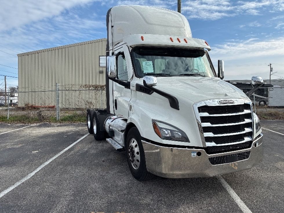 Day Cab Tractor-Heavy Duty Tractors-Freightliner-2021-T11664ST-Nashville (Mount Juliet)-TN-687,469\n\t\tmiles-$ 29,000 - Image 1