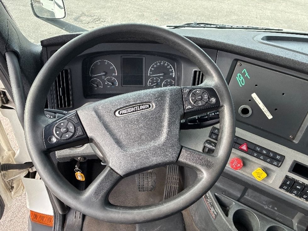 Day Cab Tractor-Heavy Duty Tractors-Freightliner-2021-T11664ST-Nashville (Mount Juliet)-TN-687,469\n\t\tmiles-$ 29,000 - Image 11