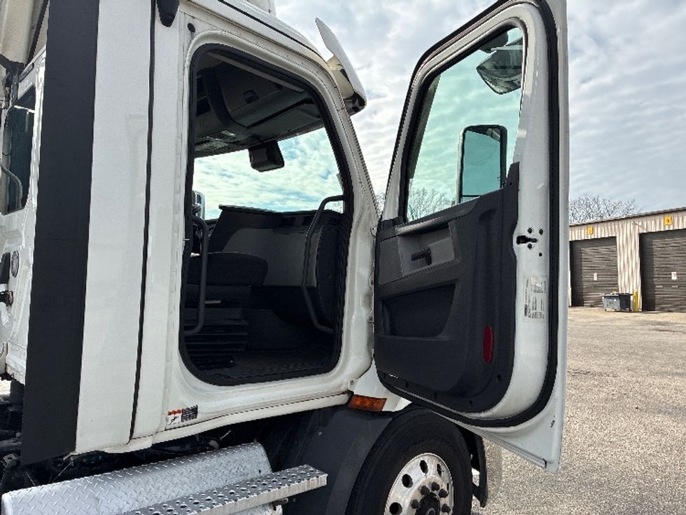 Day Cab Tractor-Heavy Duty Tractors-Freightliner-2021-T11664ST-Nashville (Mount Juliet)-TN-687,469\n\t\tmiles-$ 29,000 - Image 12