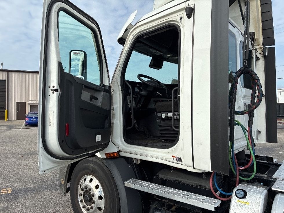 Day Cab Tractor-Heavy Duty Tractors-Freightliner-2021-T11664ST-Nashville (Mount Juliet)-TN-687,469\n\t\tmiles-$ 29,000 - Image 9