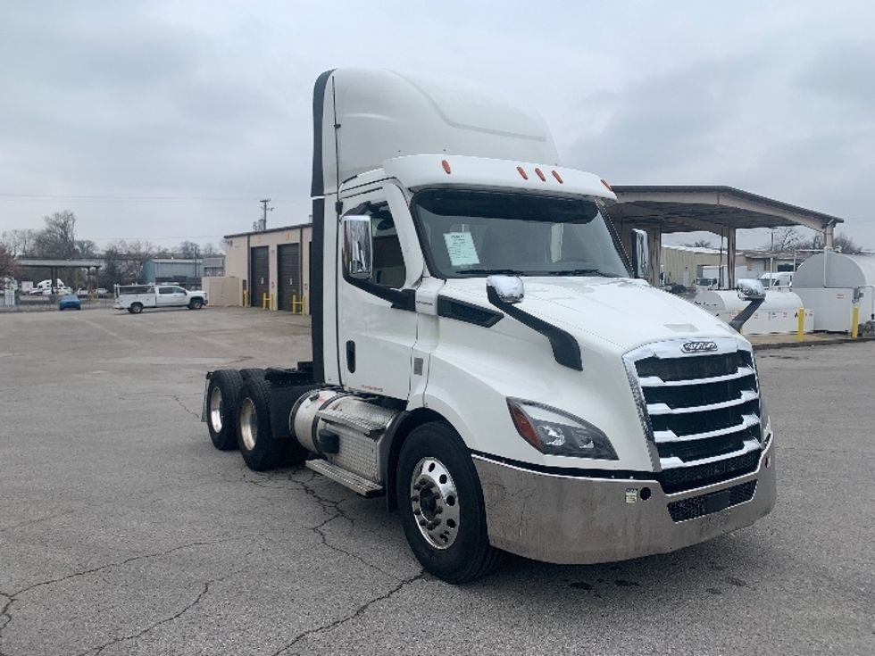 Day Cab Tractor-Heavy Duty Tractors-Freightliner-2021-T11664ST-Nashville (Mount Juliet)-TN-692,649\n\t\tmiles-$ 28,000 - Image 1