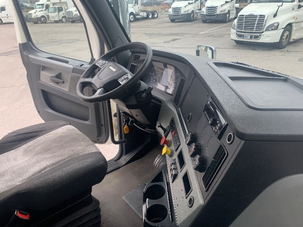 Day Cab Tractor-Heavy Duty Tractors-Freightliner-2021-T11664ST-Nashville (Mount Juliet)-TN-692,649\n\t\tmiles-$ 28,000 - Image 14