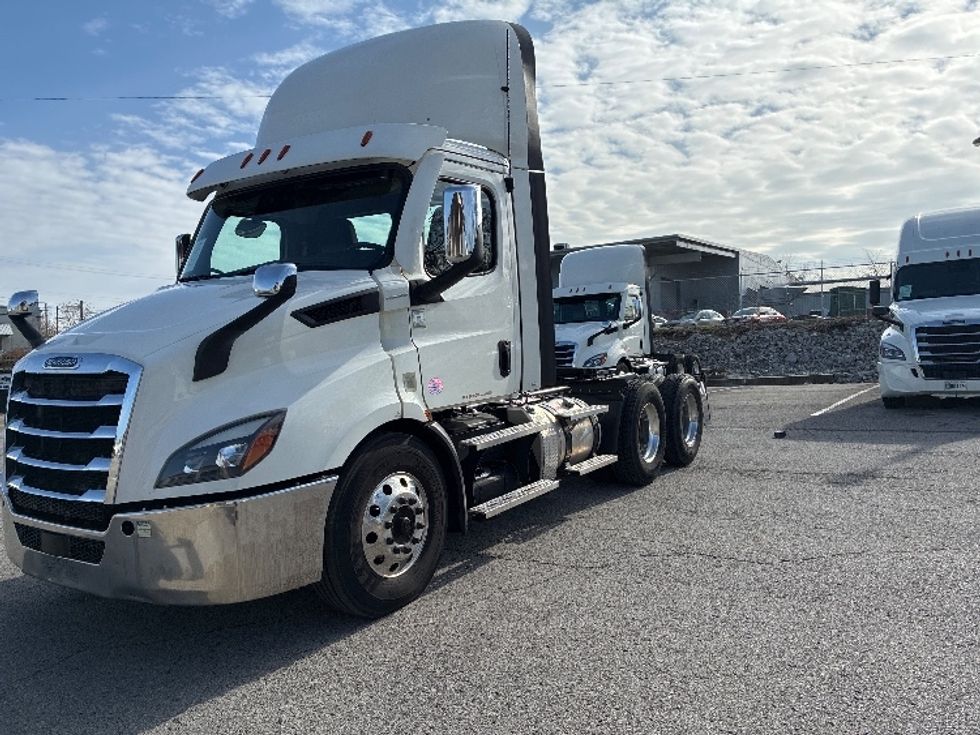 Day Cab Tractor-Heavy Duty Tractors-Freightliner-2021-T11664ST-Nashville (Mount Juliet)-TN-692,649\n\t\tmiles-$ 28,000 - Image 3