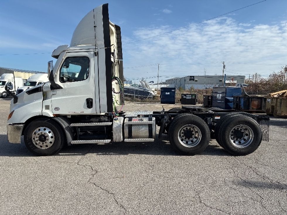 Day Cab Tractor-Heavy Duty Tractors-Freightliner-2021-T11664ST-Nashville (Mount Juliet)-TN-692,649\n\t\tmiles-$ 28,000 - Image 4