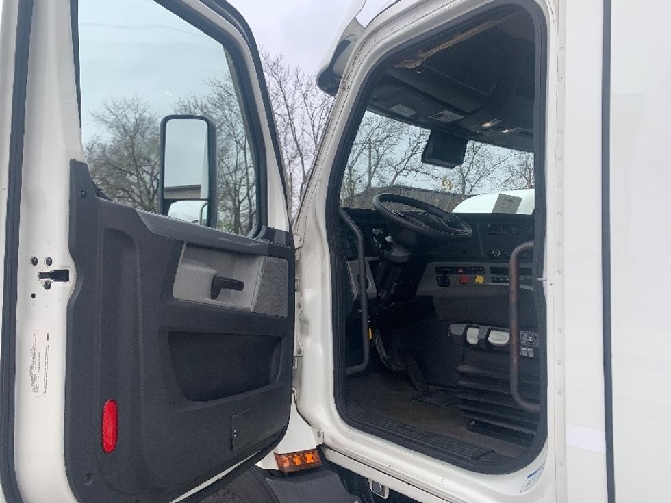 Day Cab Tractor-Heavy Duty Tractors-Freightliner-2021-T11664ST-Nashville (Mount Juliet)-TN-692,649\n\t\tmiles-$ 28,000 - Image 9