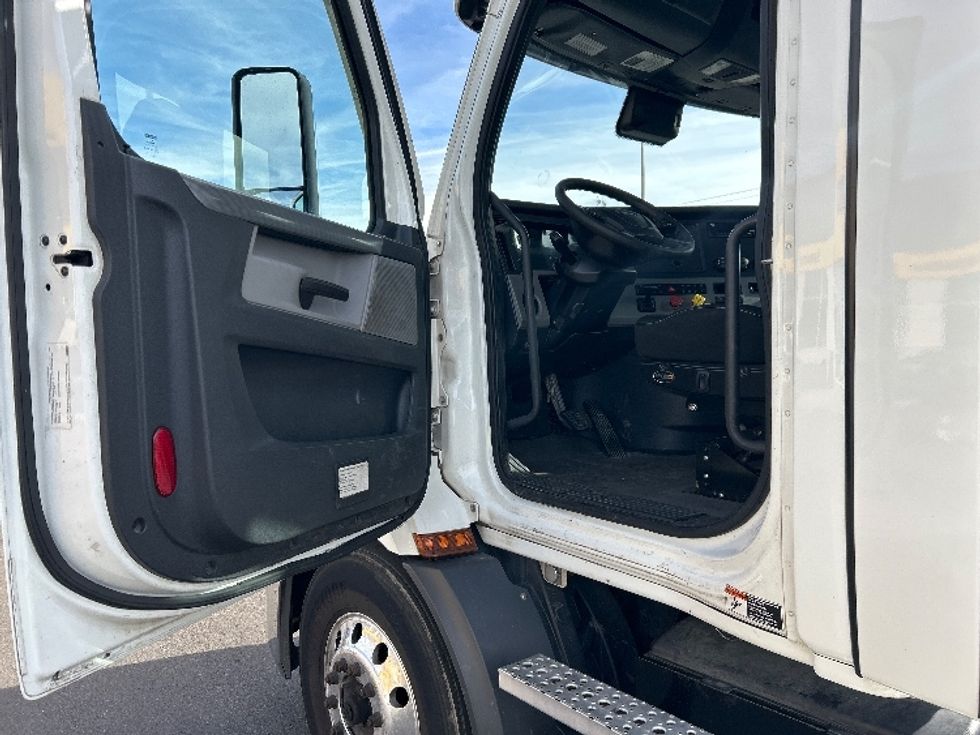Day Cab Tractor-Heavy Duty Tractors-Freightliner-2021-T11664ST-Oklahoma City-OK-476,201\n\t\tmiles-$ 51,750 - Image 9